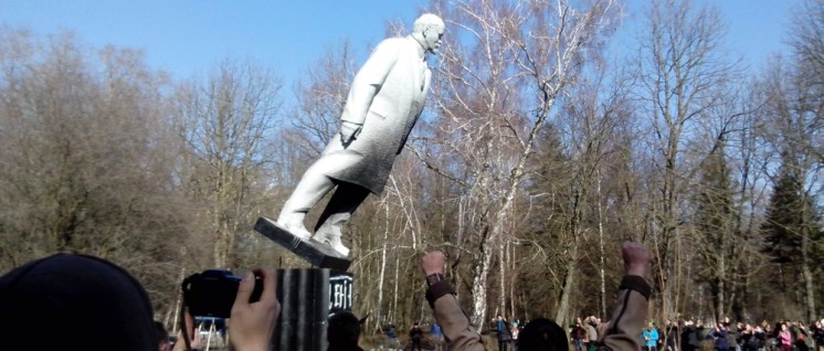 In guter Gesellschaft: Im Februar 2014 stürzen „Aktivisten“ des „Euromaidan“ das Lenin-Denkmal in Khmelnytskyi – nun säubern die Antikommunisten ukrainische Straßen auch von den Namen der Dichter Puschkin und Tschechow. (Foto: Volodymyr D-k/wikimedia.org/CC BY-SA 3.0)
