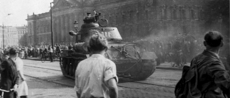 „Die sowjetischen Genossen mussten uns zum zweiten Mal das Leben retten“: Als Nazis und andere Reaktionäre die Führung über die Proteste übernommen hatten, rückte die Rote Armee aus – hier ein sowjetischer Panzer am 17. 6. 1953 in Leipzig. (Foto: [url=https://de.wikipedia.org/wiki/Aufstand_vom_17._Juni_1953#/media/File:Bundesarchiv_Bild_175-14676,_Leipzig,_Reichsgericht,_russischer_Panzer.jpg]Unbekannt[/url])