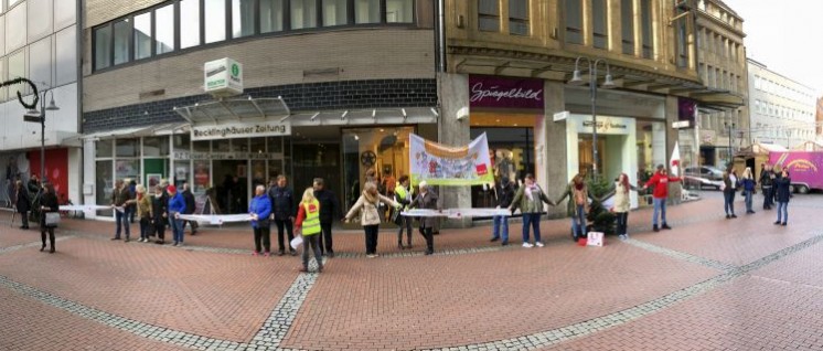 Menschenkette von Altenpflegerinnen und Altenpflegern am Buß- und Bettag in der Recklinghäuser Innenstadt. (Foto: ver.di)