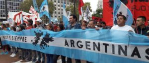 Demonstration gegen die Regierung Macri in Buenos Aires (Foto: [url=https://commons.wikimedia.org/wiki/File:Acto_2_de_abril_de_2017,_Pza_de_Mayo_24.jpg]Gastón Cuello/wikimedia[/url])