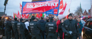 Polizisten blockieren Antifaschisten während einer Wahlkampfveranstaltung der AfD in Lübeck. (Foto: Ulf Stephan / r-mediabase.eu)