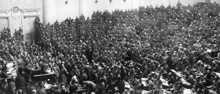 Sitzung des Petrograder Sowjets (Datum unbekannt). Im September erlangten die Bolschewiki auch in diesem – gemeinsam mit den Linken Sozialrevolutionären – die Mehrheit. (Foto: wikimedia.org/ public domain)