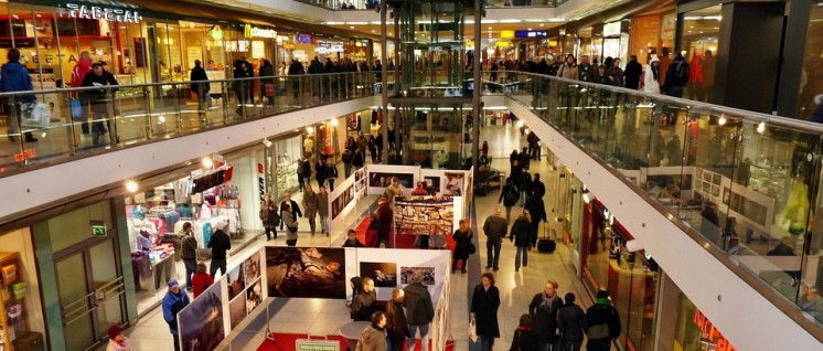 Der Sonntag soll nach Vorstellungen der Arbeit“geber“ normaler Arbeitstag werden. Im Bild: Einkaufen im Leipziger Hauptbahnhof. (Foto: CC0 Public Domain)