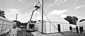 „Wir brauchen eine eigene Wohnung, wir können hier nicht leben“: Familie Tagay war in einem Essener Zeltdorf wie diesem am Sportplatz Altenbergshof untergebracht. (Foto: Peter Prengel/Stadt Essen)