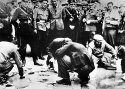Direkt nach dem „Anschluss“ wurden die Wiener Juden unter Beteiligung der Bevölkerung gezwungen pro-österreichische Slogans von den Gehsteigen zu putzen