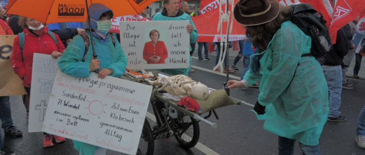 „Was ist unserer Gesellschaft Gesundheit wert?“ Diese Frage werden Kolleginnen und Kollegen aus der Pflege auch wieder am 20. Juni in Düsseldorf stellen, wie hier am 1. Mai in Siegen. (Foto: Tom Brenner)