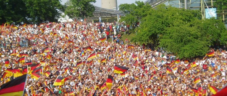 Überall das große Event: Public Viewing überall im Land (Foto: [url=https://de.wikipedia.org/wiki/Public_Viewing#/media/Datei:Wm-oly-de-cr.jpg]René Stark[/url])