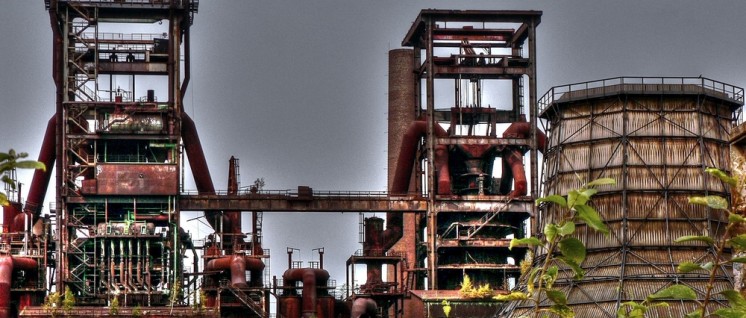 Stillgelegtes Hoesch Stahlwerk in Dortmund. Nicht auf dem Bild: die stillgelegten Kollegen. (Foto: Polybert49/flickr/CC BY-SA 2.0)