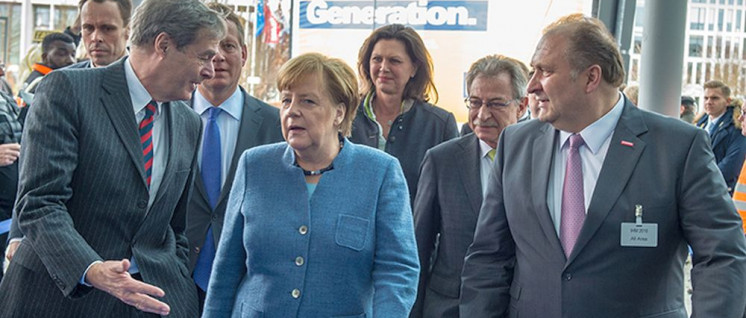 Man versteht sich: Bundeskanzlerin Angela Merkel im Gespräch mit Spitzenvertretern der deutschen Industrie und des Handwerks. (Foto: www.spitzengespraech.de)