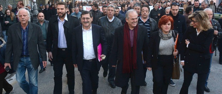 Hunderte Menschen begleiteten Kostas Peletidis (3. von links) zum Gericht, Foto vom 13. Februar. (Foto: KKE)
