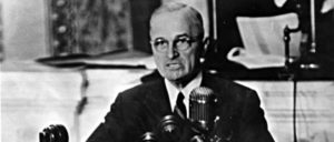 US-Präsident Harry S. Truman vor dem Kongress. Seine Rede vom 12. März 1947 („Truman-Doktrin“) gilt als „offizieller“ Auftakt des bereits vorher vorbereiteten und eingeleiteten „Kalten Krieges“ gegen die Sowjetunion und ihre Verbündeten. (Foto: Harry S. Truman Library & Museum /gemeinfrei)