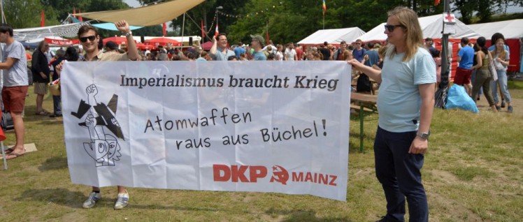 Auf dem Festival der Jugend 2017 wird zur Blockade des Fliegerhorstes Büchel aufgerufen (Foto: Tom Brenner)