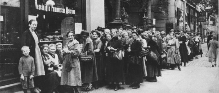 Berlin 1917: Schlange vor einem Lebensmittelgeschäft. (Foto: Bundesarchiv, Bild 183-N0703–343/CC-BY-SA 3.0)