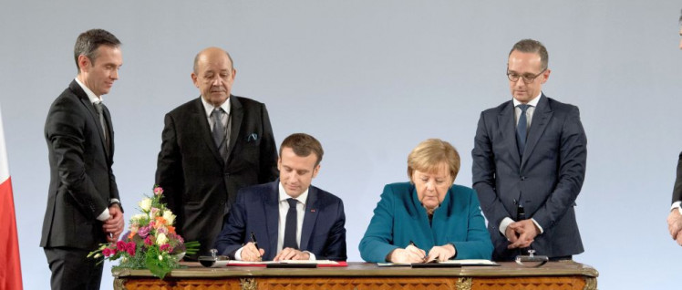 Merkel und Macron unterzeichnen in Aachen den Vertrag. (Foto: European Union/Etienne Ansotte)