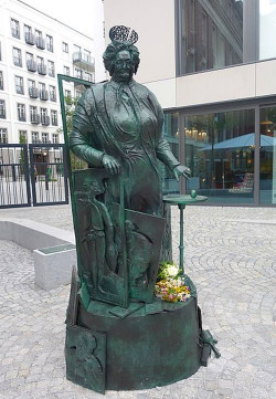 Das Mutter-Ey-Denkmal von Bert Gerreheim in Düsseldorf