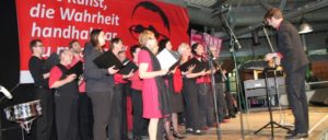 Der Berliner Hans-Beimler-Chor bei seinem Auftritt auf dem UZ-Pressefest 2016 (Foto: Shari Deymann)