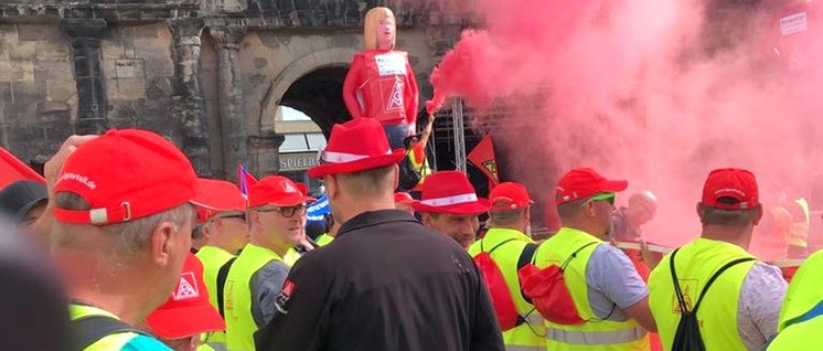 Kundgebung der Riva-Beschäftigten vor der Porta Nigra in Trier (Foto: Hans Müller)