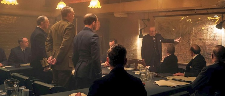 Filmbild: Churchill im „War Room“ unter Militärs und Politikern (Foto: Universal Film Studios)