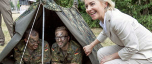 Kriegsministerin von der Leyen sorgt sich zu wenig um die Truppe, meinen manche Militaristen. (Foto: Bundeswehr/Kai-Axel Döpke)