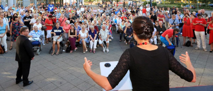 Sahra Wagenknecht fordert ihre Anhänger in Hohenschönhausen energisch zum Aufstehen auf. (Foto: [url=https://www.flickr.com/photos/linksfraktion/29458961021/]Fraktion DIE LINKE. im Bundestag[/url])