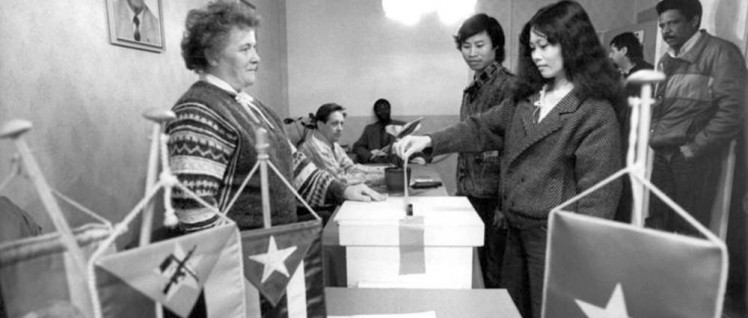 Ausländische Wahlberechtigte geben in Karl-Marx-Stadt ihre Stimme ab. (Foto: Foto: Bundesarchiv, Bild 183-1989-0507-020/Wolfgang Thieme/Wikimedia Commons/CC-BY-SA 3.0)