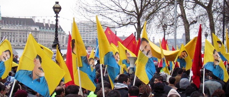 Das Zeigen von PKK-Symbolen und Öcalan-Portraits ist schon lange verboten. (Foto: [url=https://en.wikipedia.org/wiki/File:Pkk_supporters_london_april_2003.jpg]wikipedia[/url])