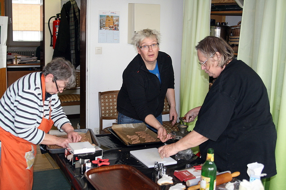 Schon ein eingespieltes Team bei der Spritzgebäckproduktion: Elsbeth, Wera und Ute (von links nach rechts)