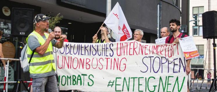 BVG-Kollege auf der Kundgebung vor „Wombat‘s“ (Foto: Arbeitsunrecht in Deutschland)