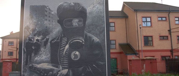 Das zum 25. Jahrestag der „Battle of the Bogside“ enthüllte Wandbild in Derry zeigt den 13-jährigen Paddy Coyle während der Kämpfe mit der Polizei. (Foto: [url=https://www.flickr.com/photos/jimmyharris/2259476182/in/photostream/]Jimmy Harris[/url])