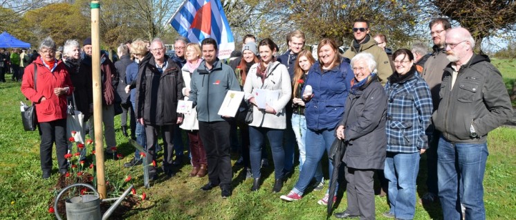 DGB-Jugend und VVN-BdA pflanzen einen Baum für Theo Gaudig, den ehemaligen Häftling des KZs Buchenwald