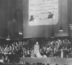 Uraufführung der „Maßnahme“ durch den Arbeiterchor Groß-Berlin am 10.12.1930 in der Philharmonie Berlin.