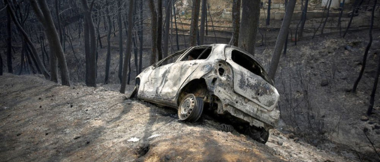 Viele der Todesopfer starben in ihren Autos, als sie bei der Flucht aus Mati in kleinen Straßen im Stau steckenblieben und vom Feuer eingekreist wurden. (Foto: KKE)