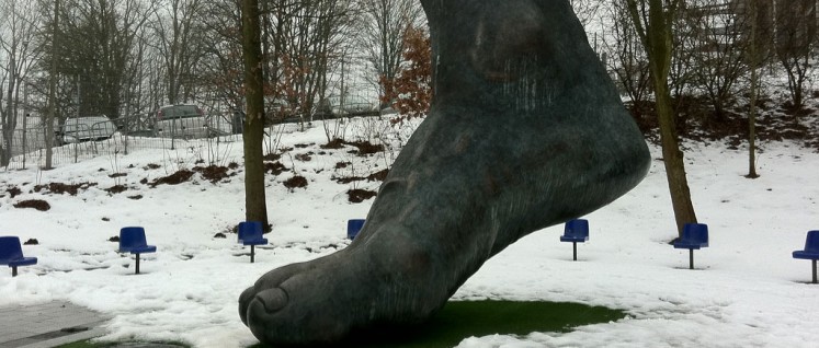 Kein Kopf, kein Herz, keine Seele – aber einen überdimensionierten Bronze-Fuß Uwe Seelers im Vorgarten. Der HSV muss seine Struktur überdenken. (Foto: [url=https://www.flickr.com/photos/achimh/5335099203]Achim Hepp / flickr[/url])