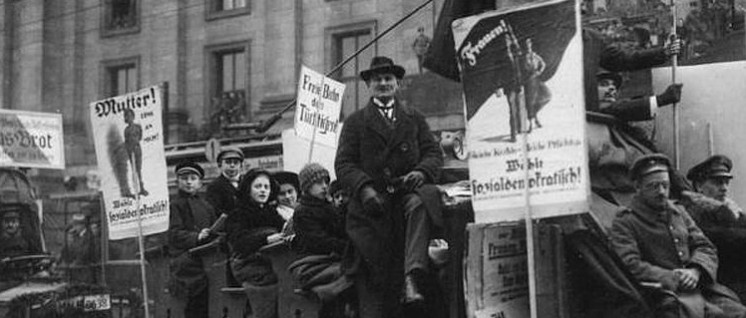 Wahlen zur Nationalversammlung am 19.1.1919: Wahlpropaganda-Korso der Sozialdemokraten in Berlin (Foto: Bundesarchiv, Bild 146-1972-033-15 / Gebrüder Haeckel)