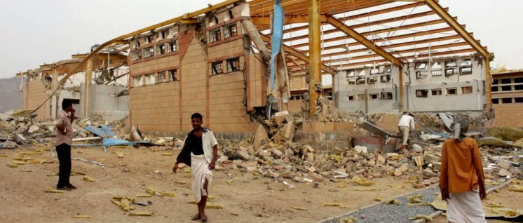 Ein Waffenstillstand ist bitter nötig. Von der saudisch geführten Militärkoalition zerstörtes Behandlungszentrum für Cholera-Patienten der Organisation „Ärzte ohne Grenzen“ (September 2018) (Foto: [url=https://www.flickr.com/photos/felton-nyc/44662232162]Felton Davis[/url])