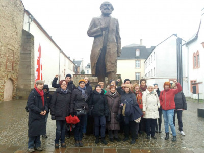 Die Besuchergruppe vor der im Mai aufgestellten Statue