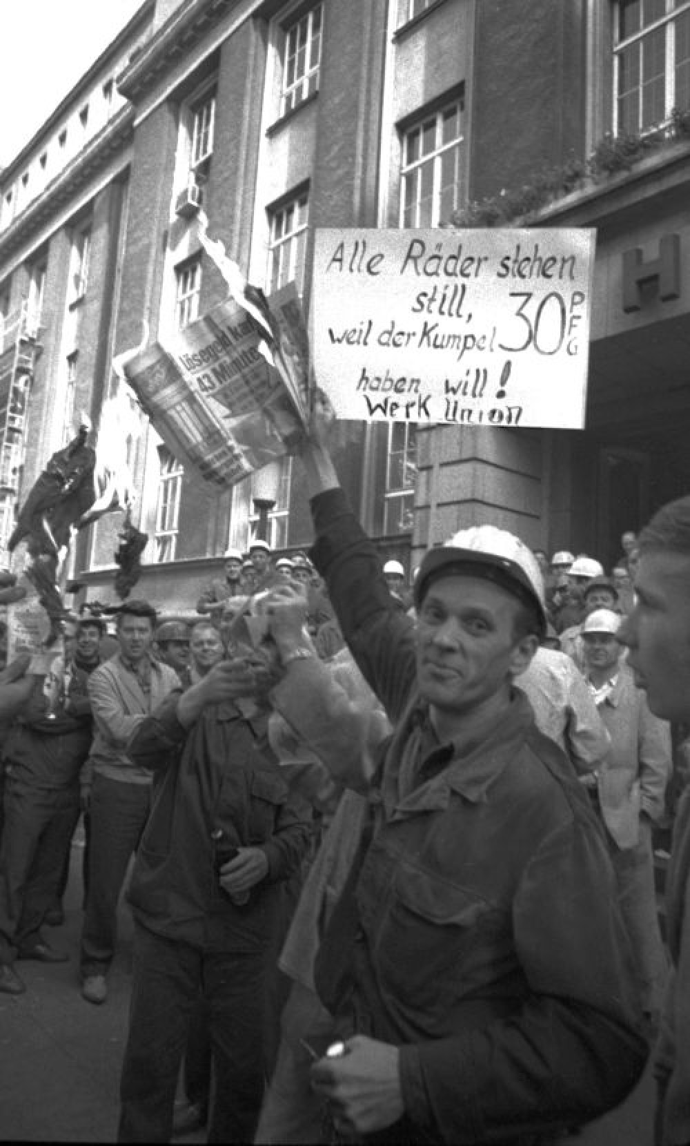 Bildzeitung brennt, Hauptverwaltung besetzt: Streikende vor der Hoesch-Zentrale