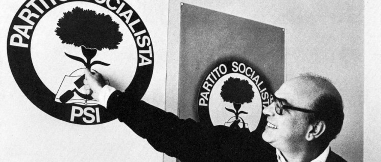 1978: Der „Ehrenmann“ Craxi zeigt auf das neue Symbol des PSI (Foto: Public Domain)