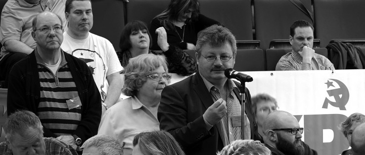 Achim Bigus (am Mikrofon) ist stellvertretender Bezirksvorsitzender der DKP in Niedersachsen (Foto: Tom Brenner)