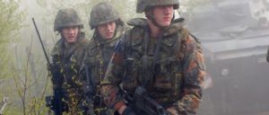 Mit Blauhelm weniger tödlich? (Foto: SSGT MARIA J. LORENTE, USAF/ wikimedia.com/public domain)