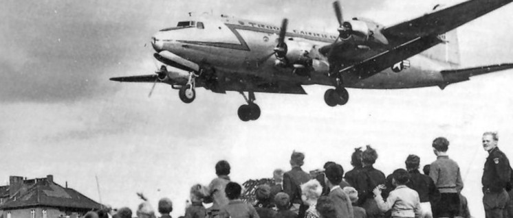 Eine C-54 landet auf dem Flughafen Berlin-Tempelhof, 1948. (Foto: public domain)