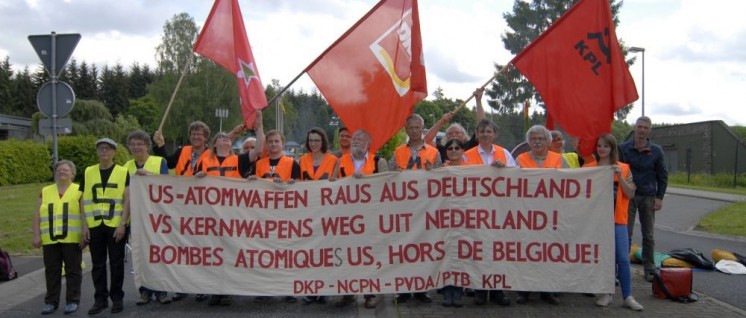 Mitglieder der DKP blockieren den Fliegerhorst Büchel (Foto: Tom Brenner)