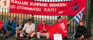 2018: Die DKP blockiert die Zufahrt nach Büchel (Foto: Männe Grüß)