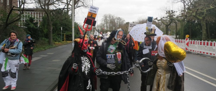 Öffentlichkeitswirksame Aktion zur Elefantenhochzeit von Bayer und Monsanto am 31. Januar (Foto: Coordination gegen Bayer-Gefahren e.V.)