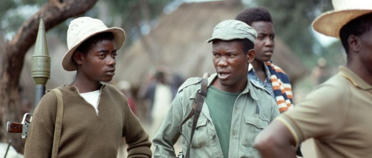 1977: Junge Flüchtlinge aus Südrhodesien (Simbabwe) bewachen ein Flüchtlingslager in Doroi, Mosambik. Anfang 1978 hatten die Flüchtlingslager in Mosambik über 40000 Menschen aufgenommen. (Foto: UN Photo/S. di Bagno)