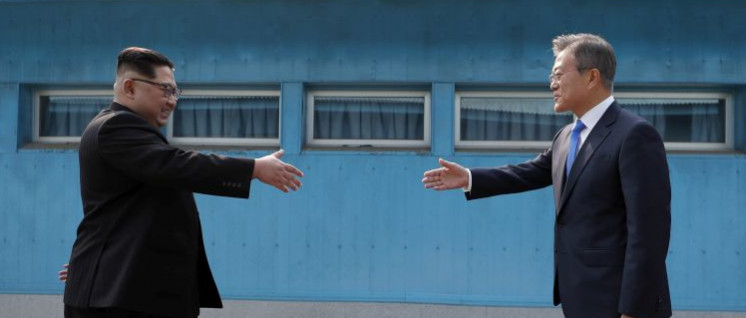 Kim Jong-un und Moon Jae-in begrüßen sich an der Grenze in Panmunjom (Foto: RepuInter-Korean Summit Press Corps)