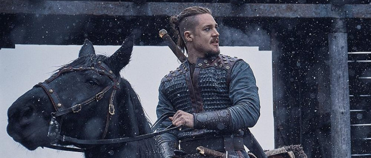 Der Held der Serie „Uhtred von Bebbanburg“, wie es ihn im 9. Jahrhundert u. Z. nie gegeben hätte. (Foto: Netflix)