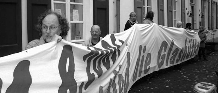 Protest auch vor dem Rathaus: Die DKP macht Arbeitsplatzvernichtung zum Thema. Das stört die Vertreter des Kapitals. (Foto: Bettina Ohnesorge)