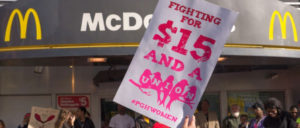 Für 15 Dollar und eine Gewerkschaft – Proteste von McDonald‘s-Arbeitern in Pittsburgh (Foto: Mark Dixon / flickr.com)