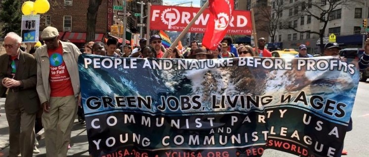 Menschen vor Profiten, Wahlkampf für Hillary: Die CPUSA beim 1. Mai in New York. (Foto: CPUSA)